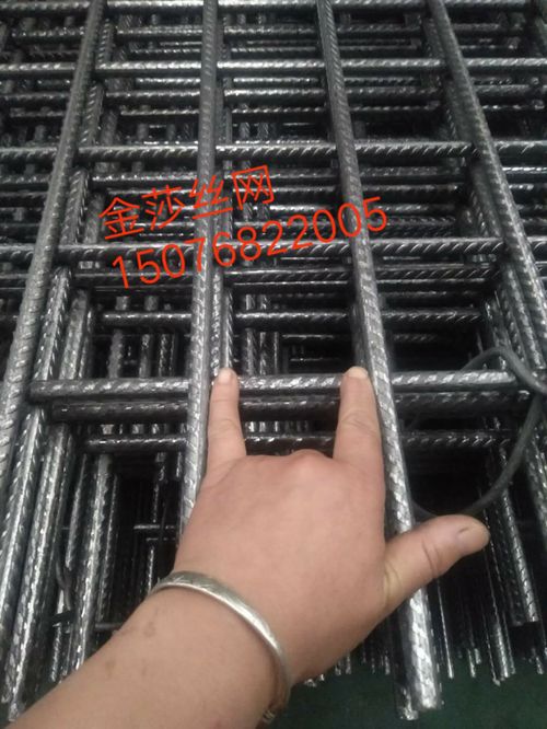 带肋钢筋网片报价与厂家选择指南及护栏网排焊机应用分析